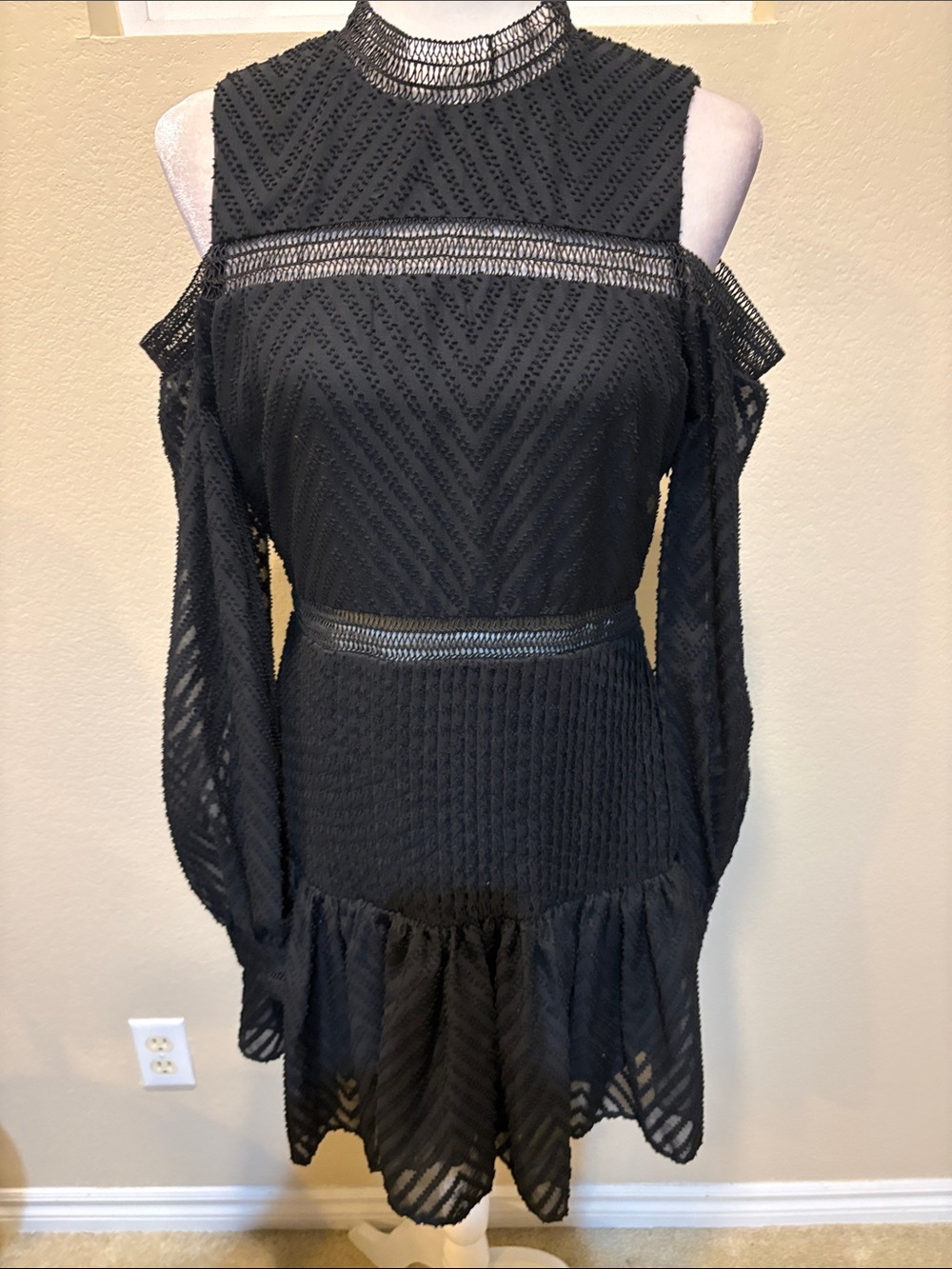 Romeo & Juliet Couture Black Cold-Shoulder Lace Midi Dress-Size M